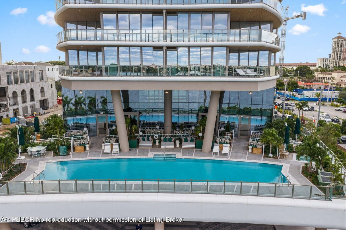 Exterior, Facade, Pool, Modern