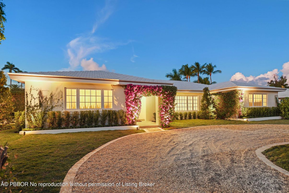 Backyard, Exterior, Facade, Ranch