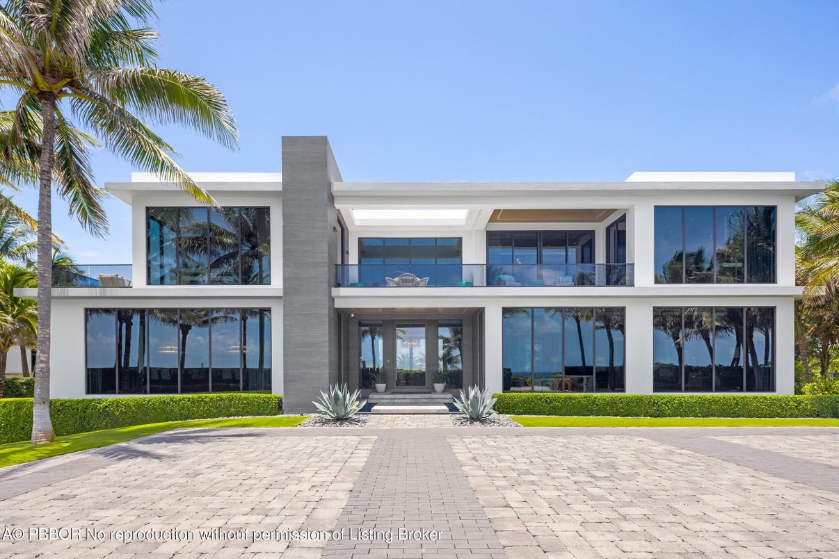 Exterior, Facade, Modern