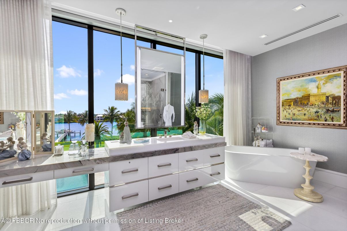 Bathroom, Free Standing Baths, Interior, Pendant Lights, Recessed Lighting, Water