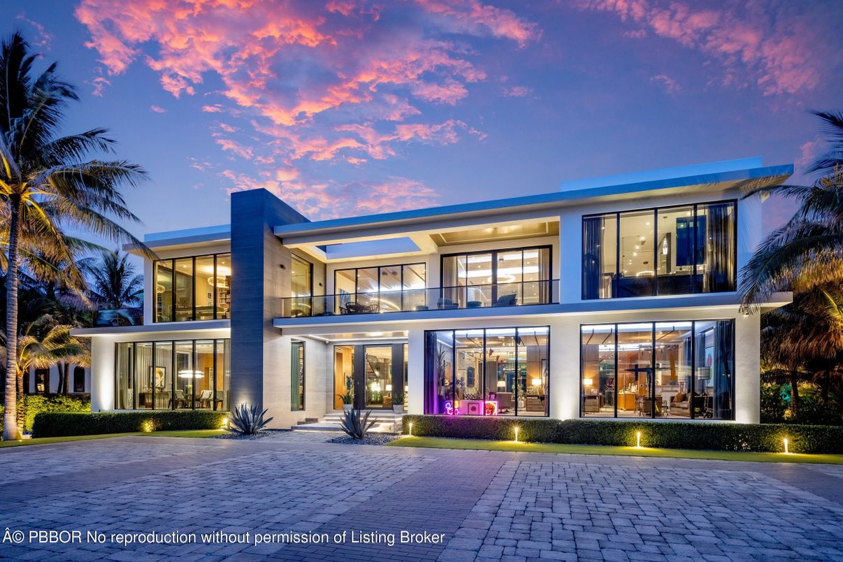 Exterior, Facade, Modern