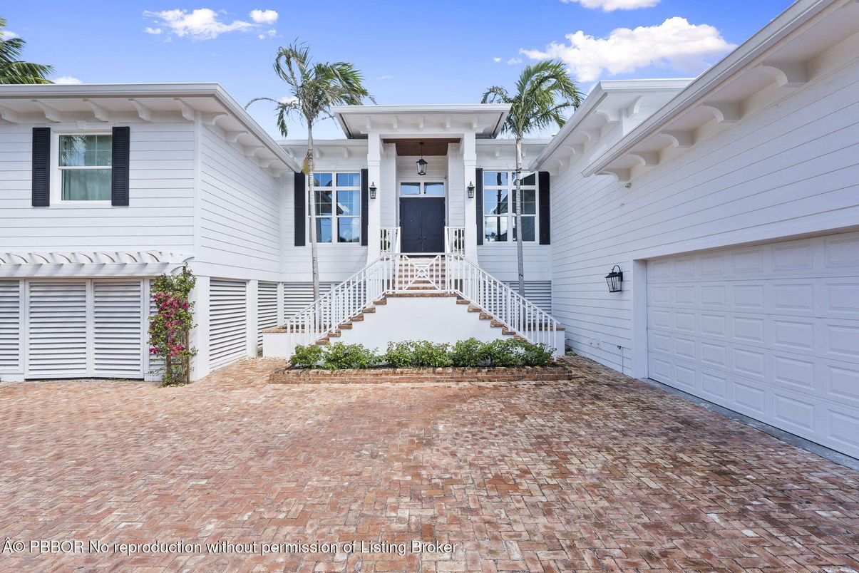 Attached, Exterior, Facade, None