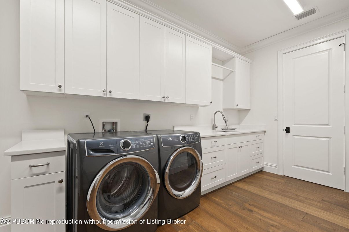 Interior, Recessed Lighting, Washer, Wood Texture Flooring