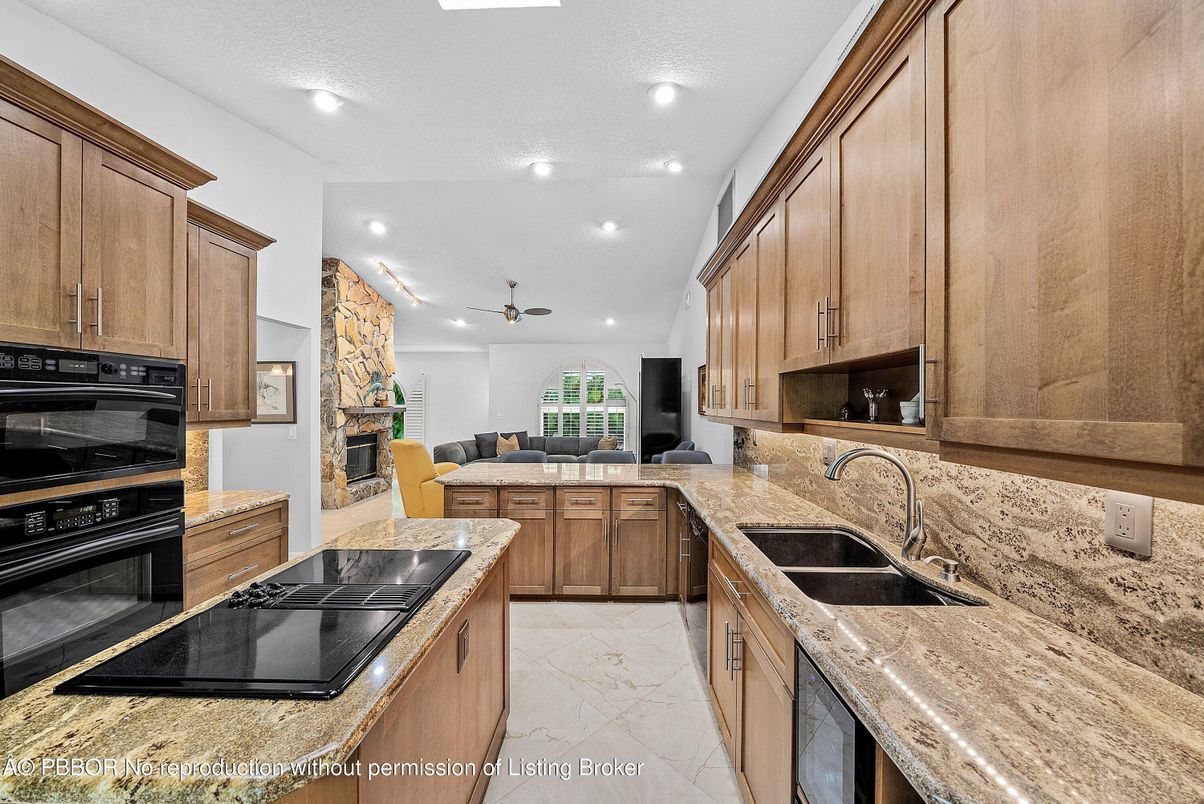 Fireplace, Interior, Kitchen, Recessed Lighting