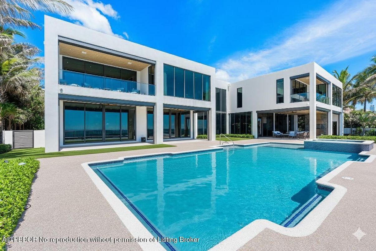 Exterior, Facade, Pool, Modern