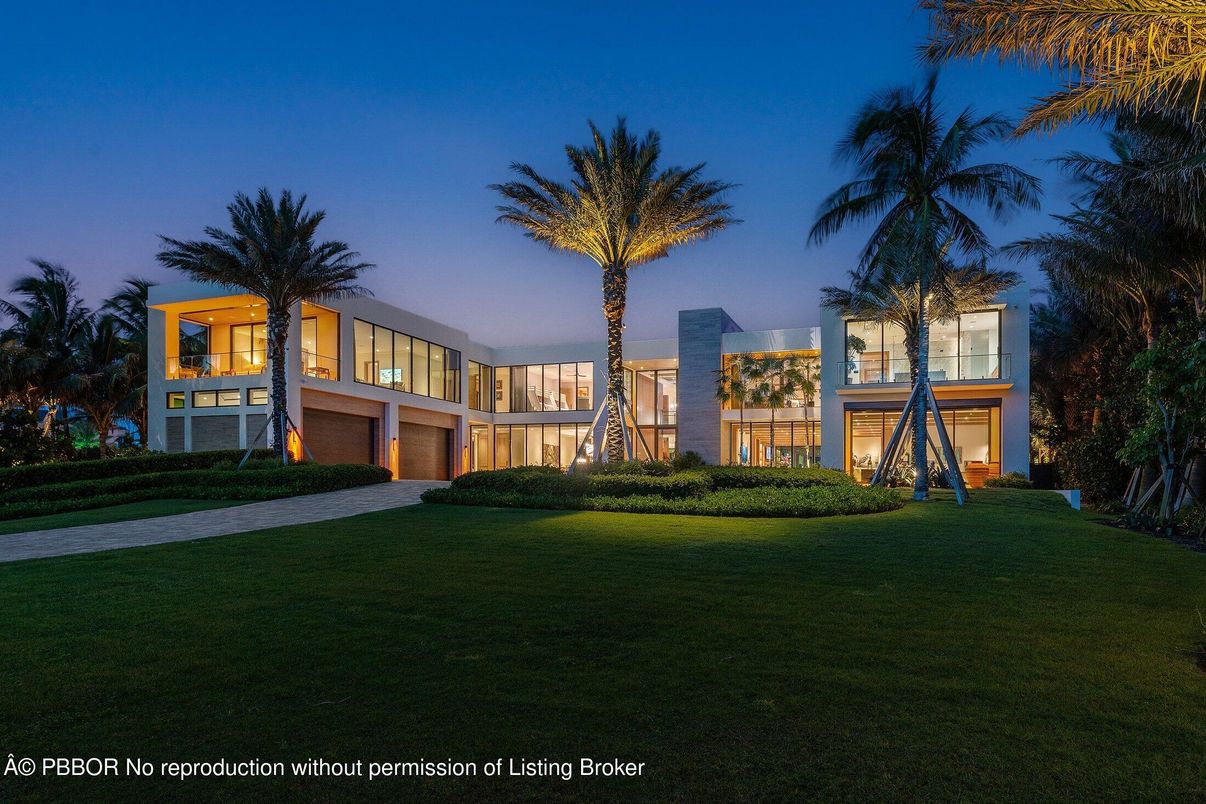 Attached, Backyard, Exterior, Facade, Modern