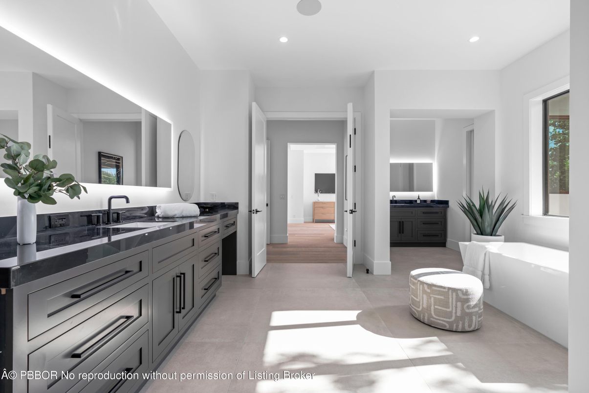 Bathroom, Dual Sink Vanities, Interior, Recessed Lighting