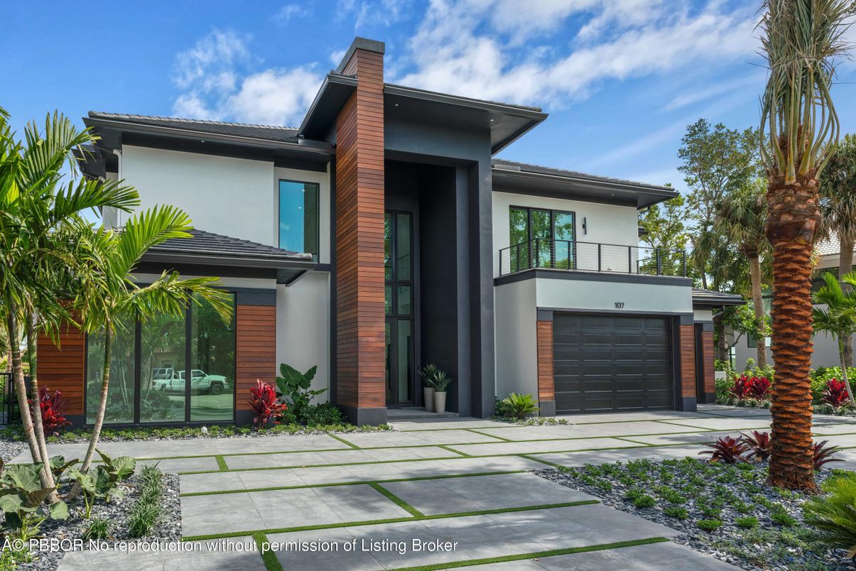 Attached, Exterior, Facade, Modern