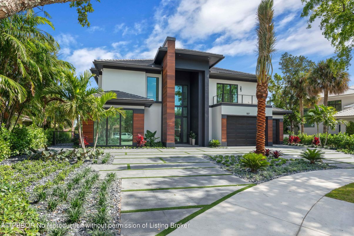 Attached, Exterior, Facade, Mediterranean