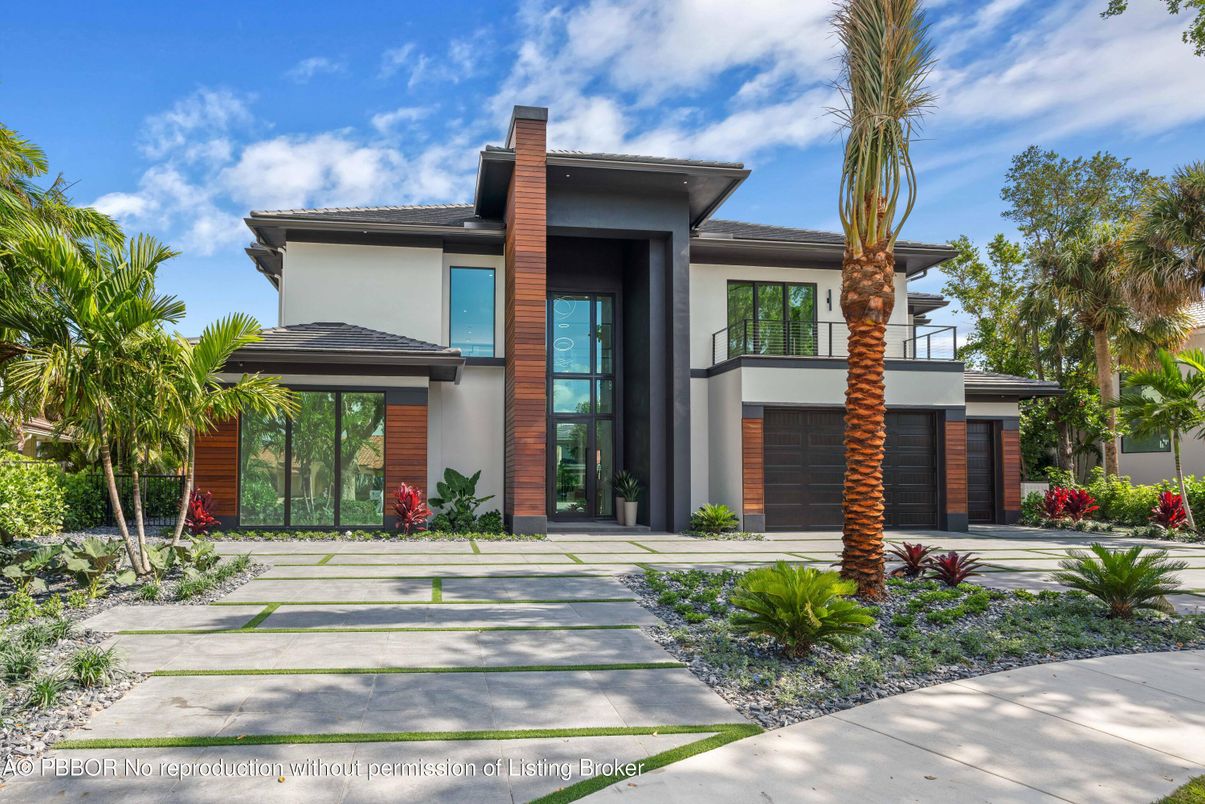 Exterior, Facade, Modern