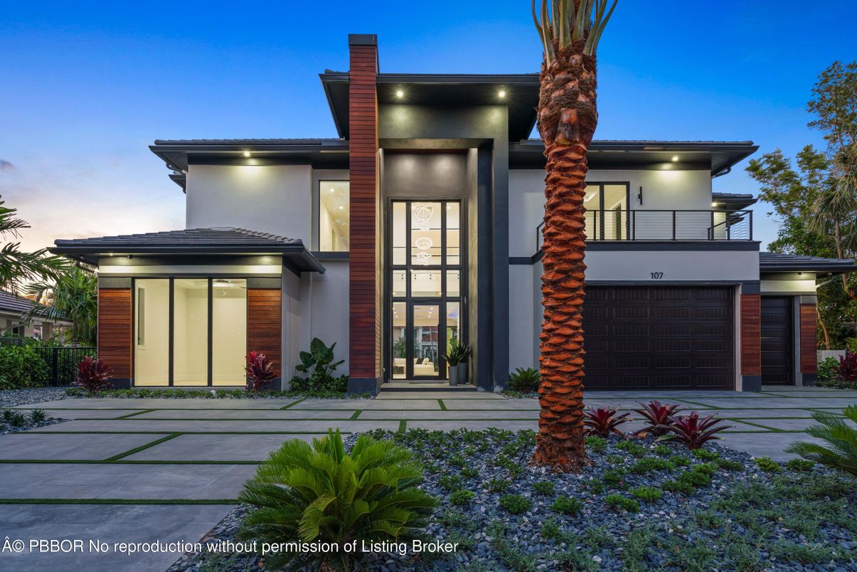 Attached, Exterior, Facade, Modern