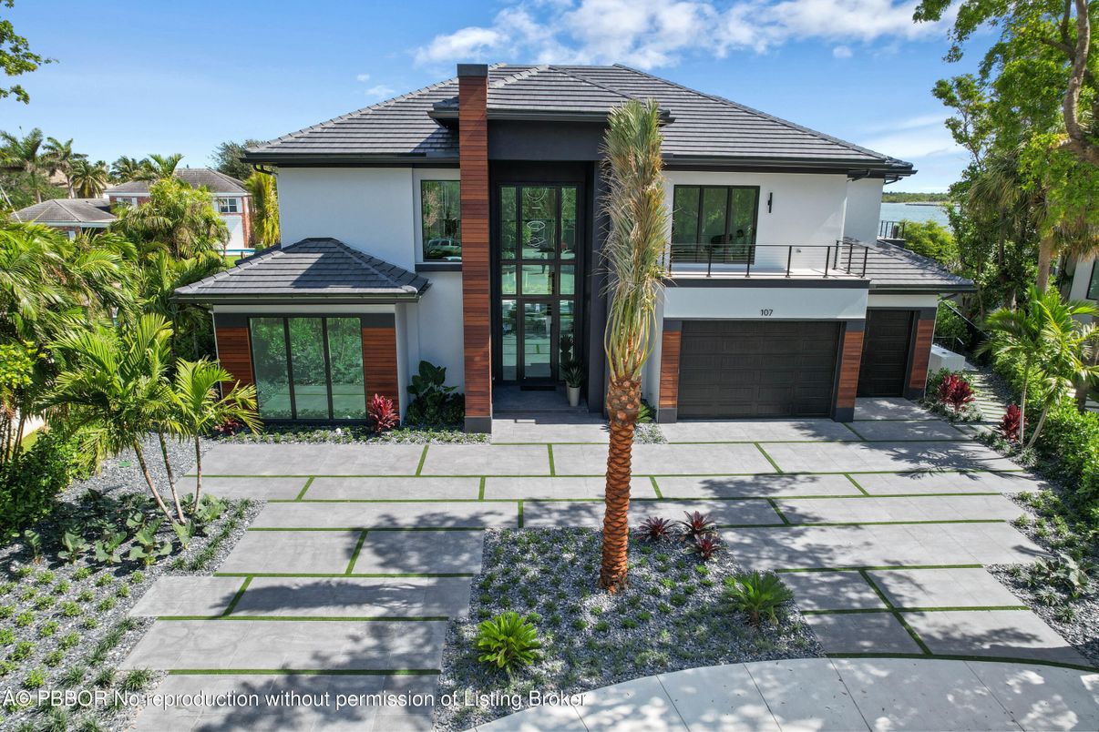 Attached, Exterior, Facade, Modern