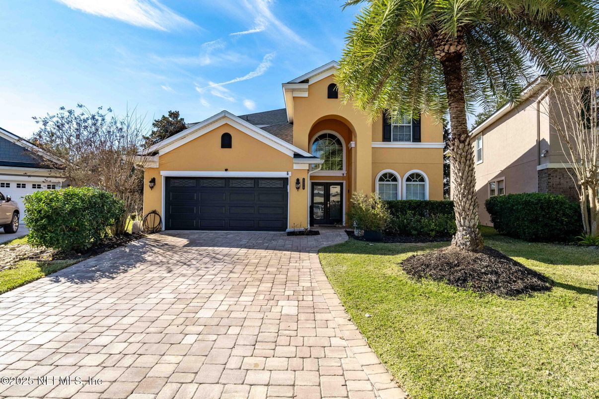 Attached, Exterior, Facade, Mediterranean