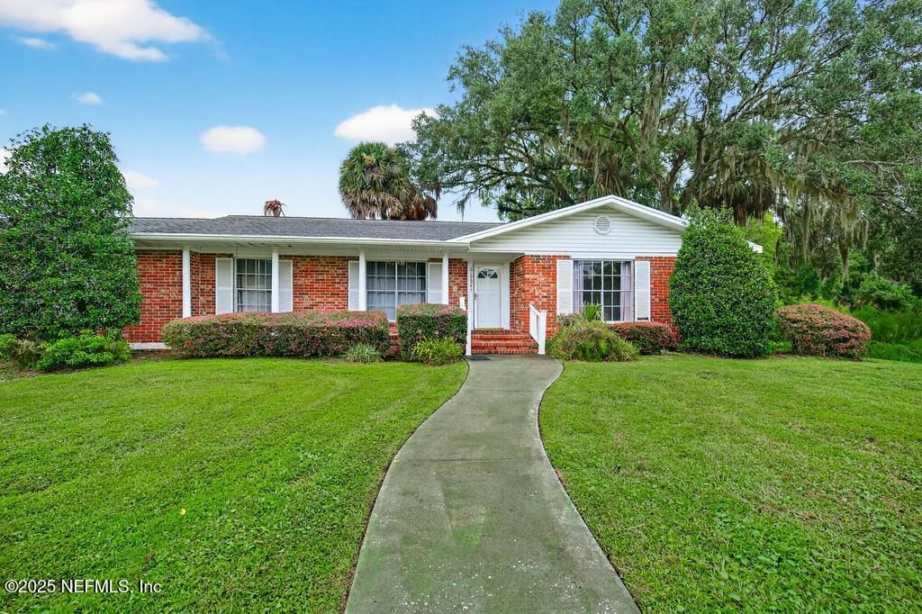 Exterior, Facade, Brick Facade, Ranch