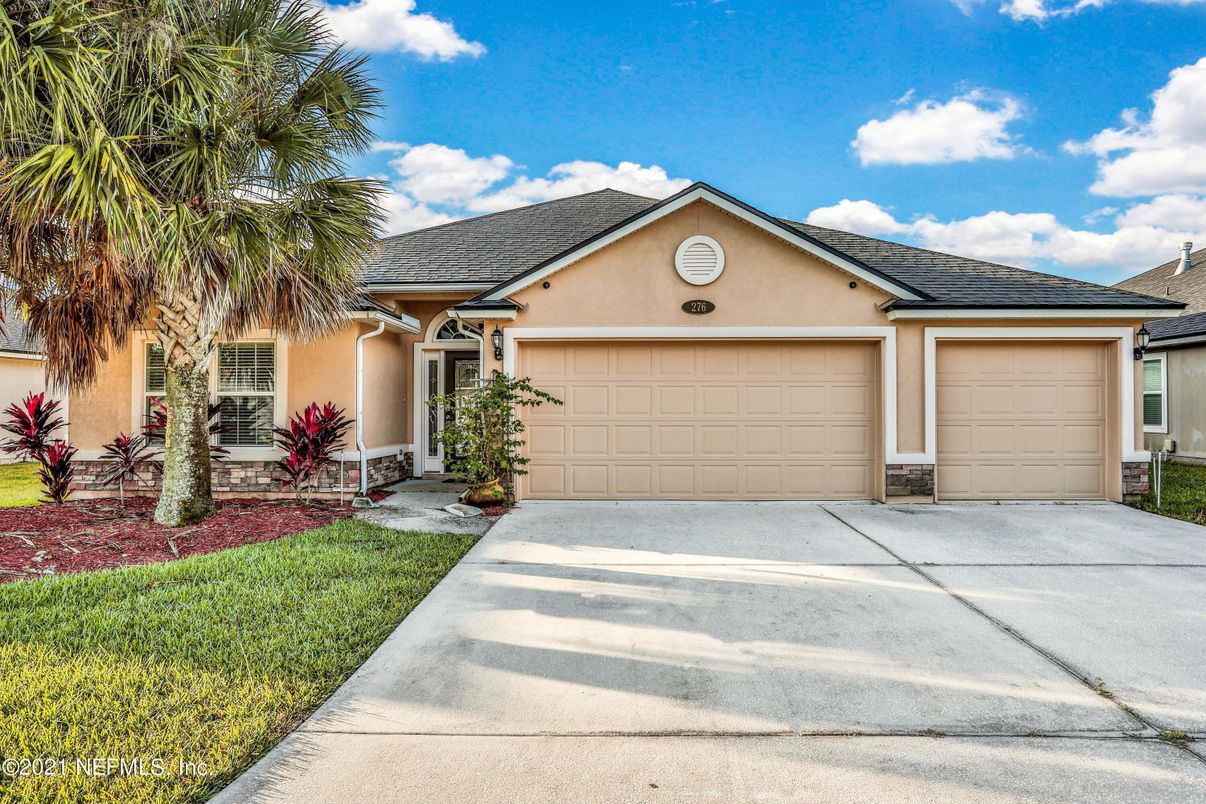 Attached, Exterior, Facade, Mediterranean