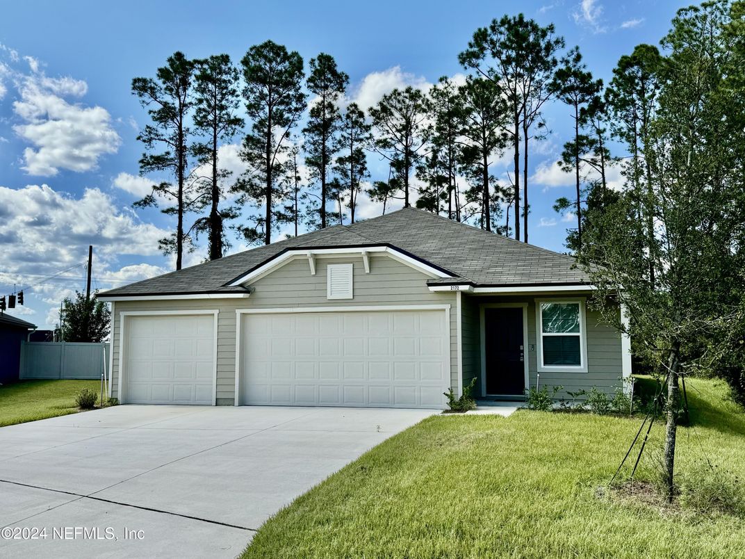 Attached, Exterior, Facade, Ranch