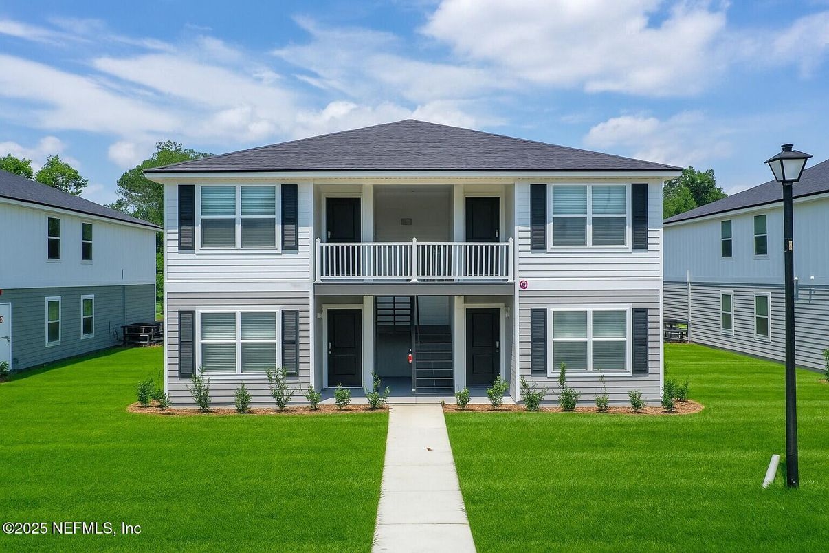 Exterior, Facade, Raised Ranch