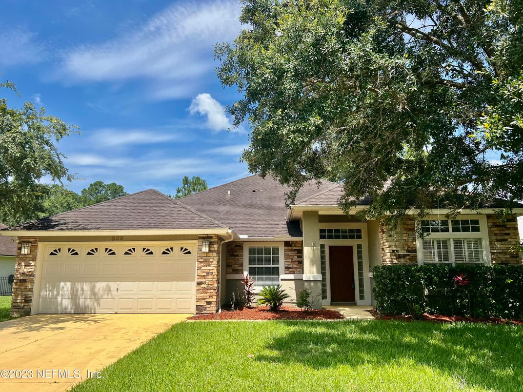 Attached, Exterior, Facade, Ranch