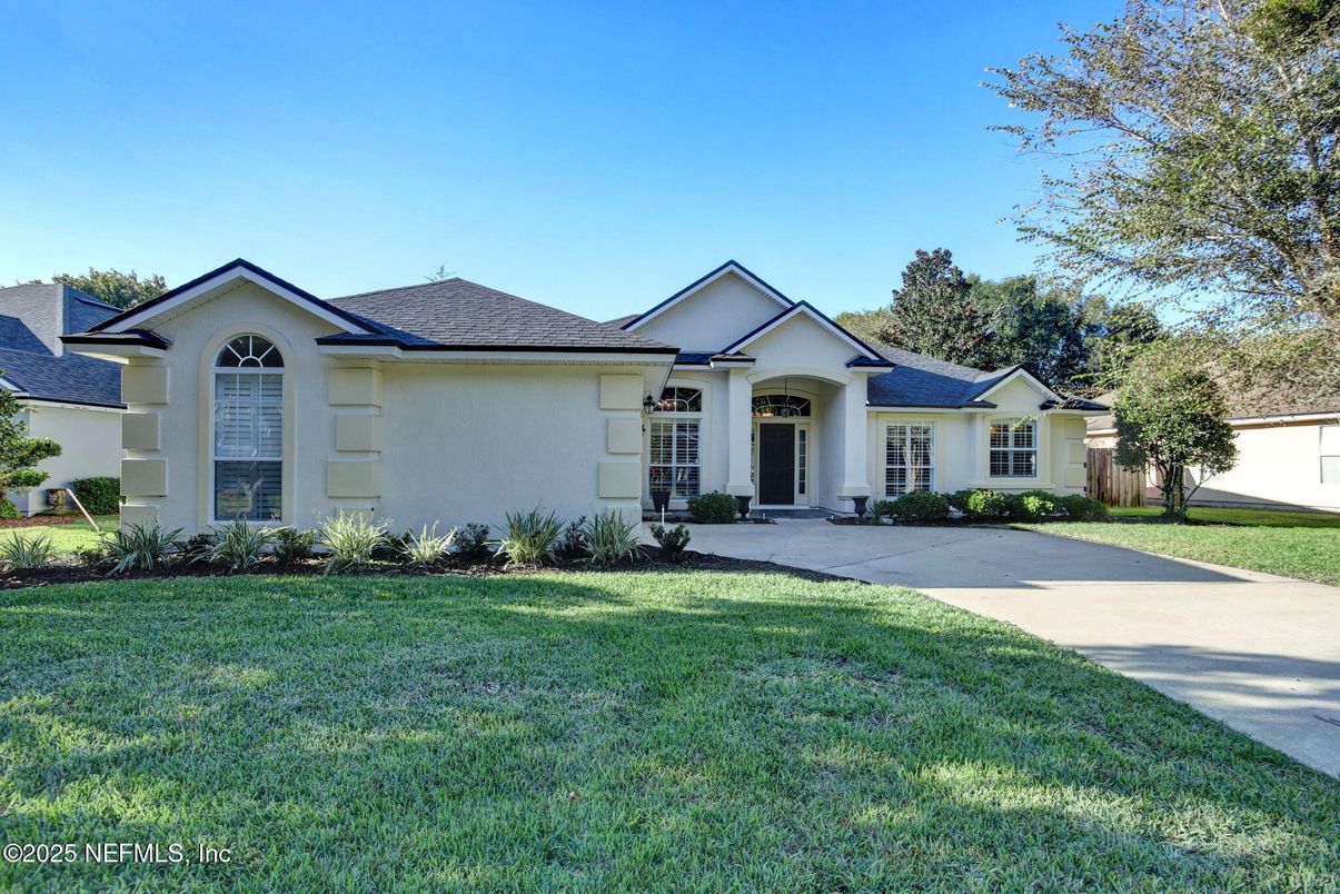 Backyard, Exterior, Facade, Ranch