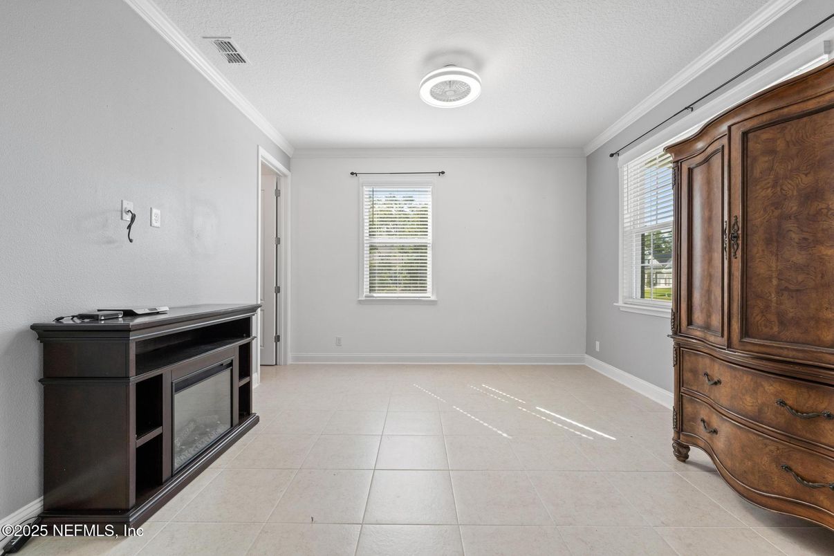 Empty room, Interior