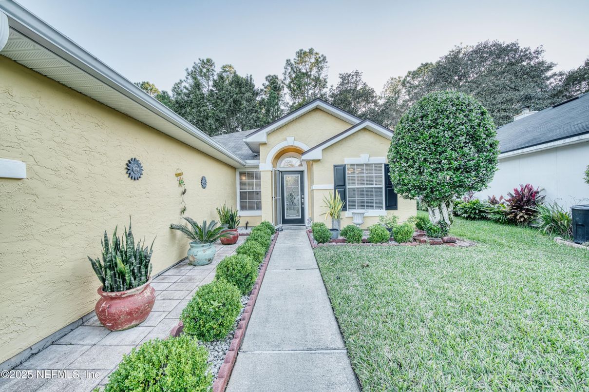 Backyard, Exterior, Facade, Ranch