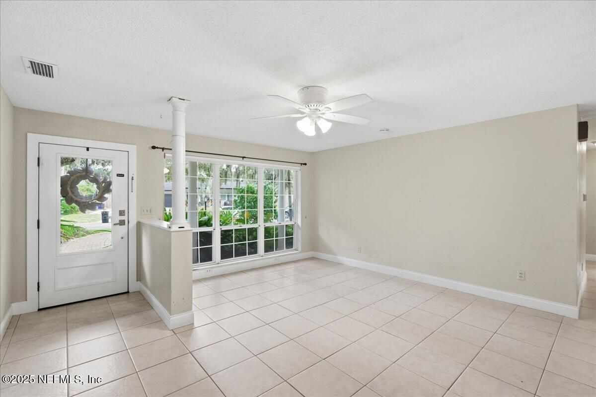 Empty room, Interior