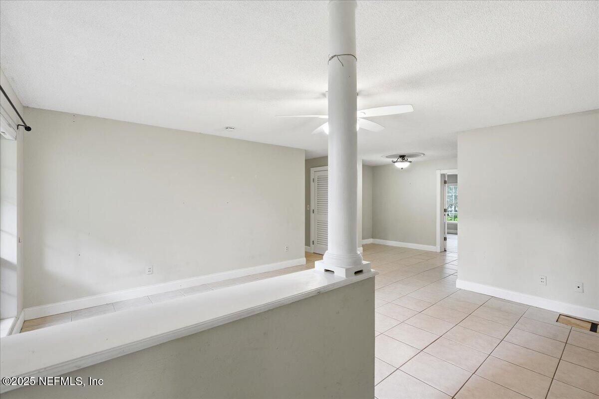 Empty room, Interior