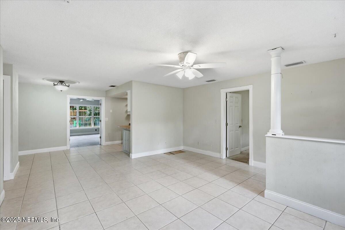 Empty room, Interior