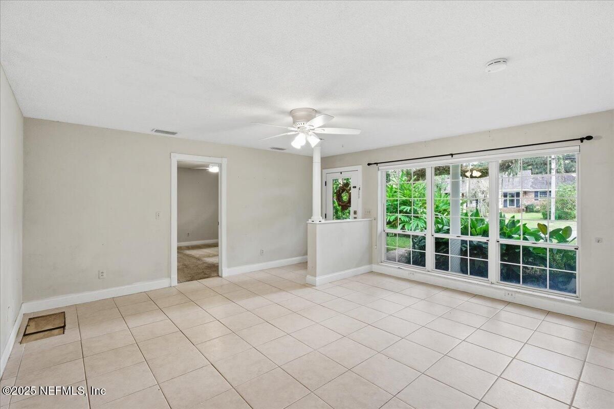 Empty room, Interior
