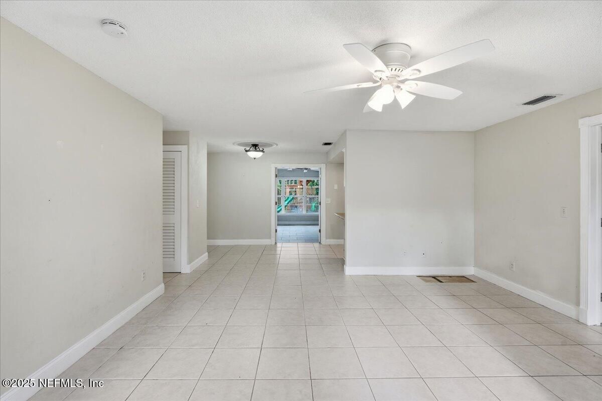 Empty room, Interior