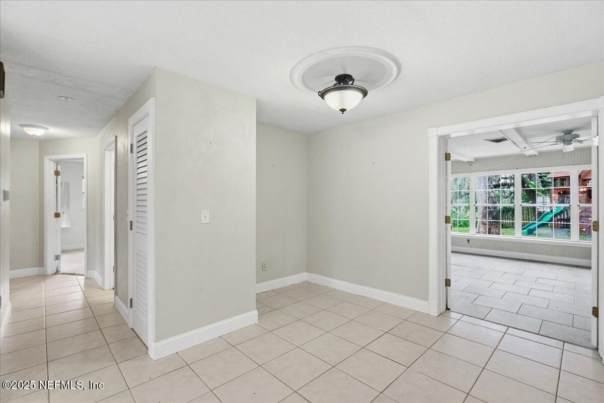 Empty room, Interior