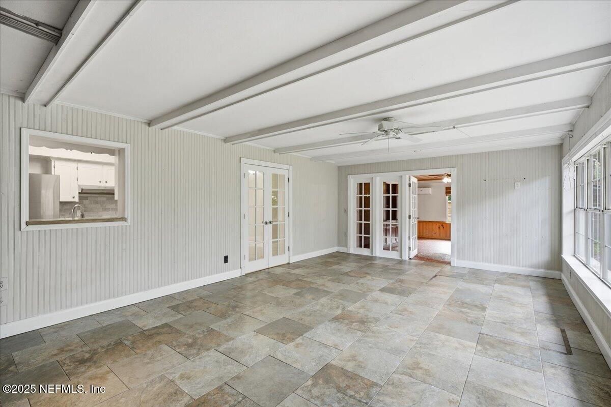 Empty room, Interior