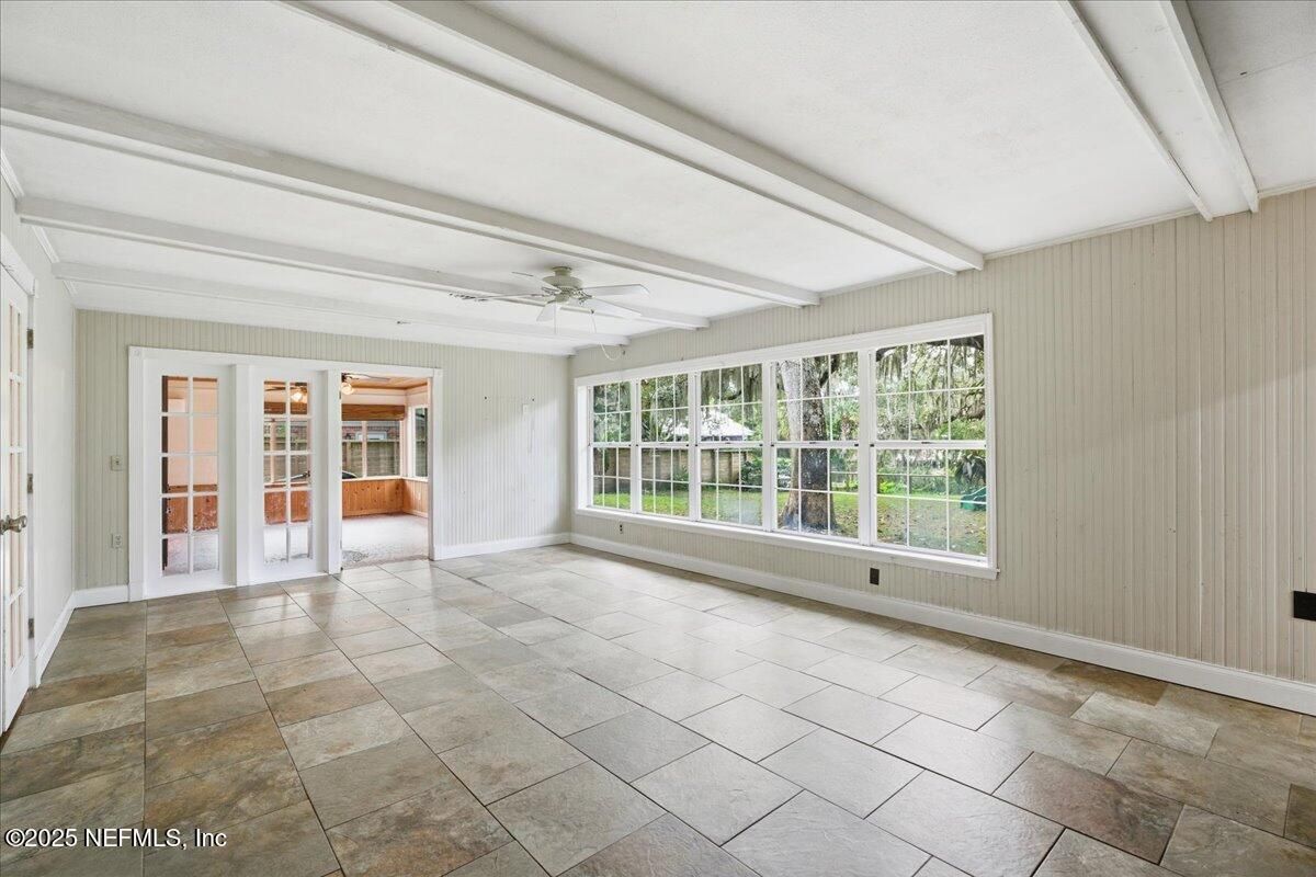 Empty room, Interior