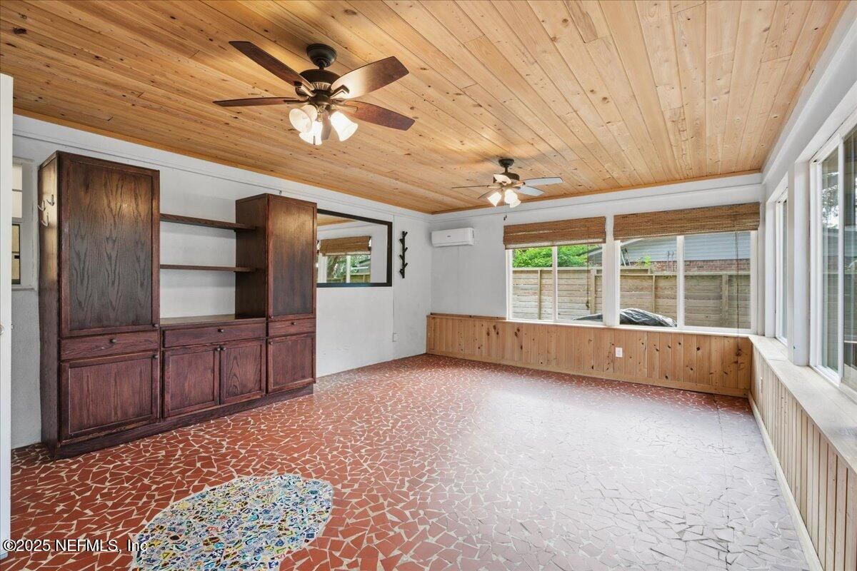 Empty room, Interior, Wooden Ceilings