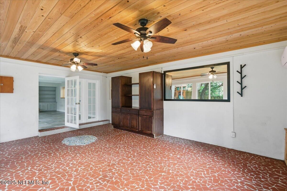 Empty room, Interior, Wooden Ceilings