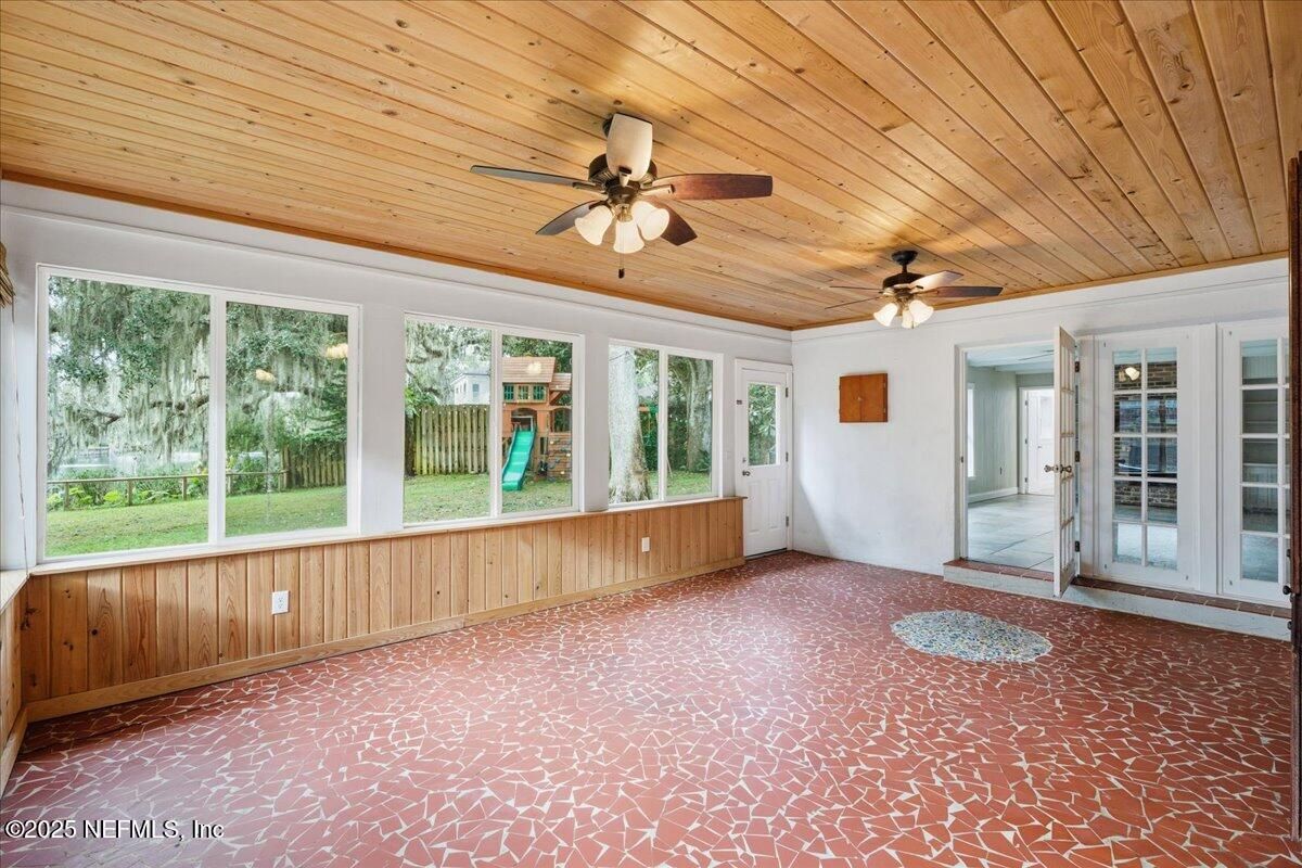 Empty room, Interior, Wooden Ceilings
