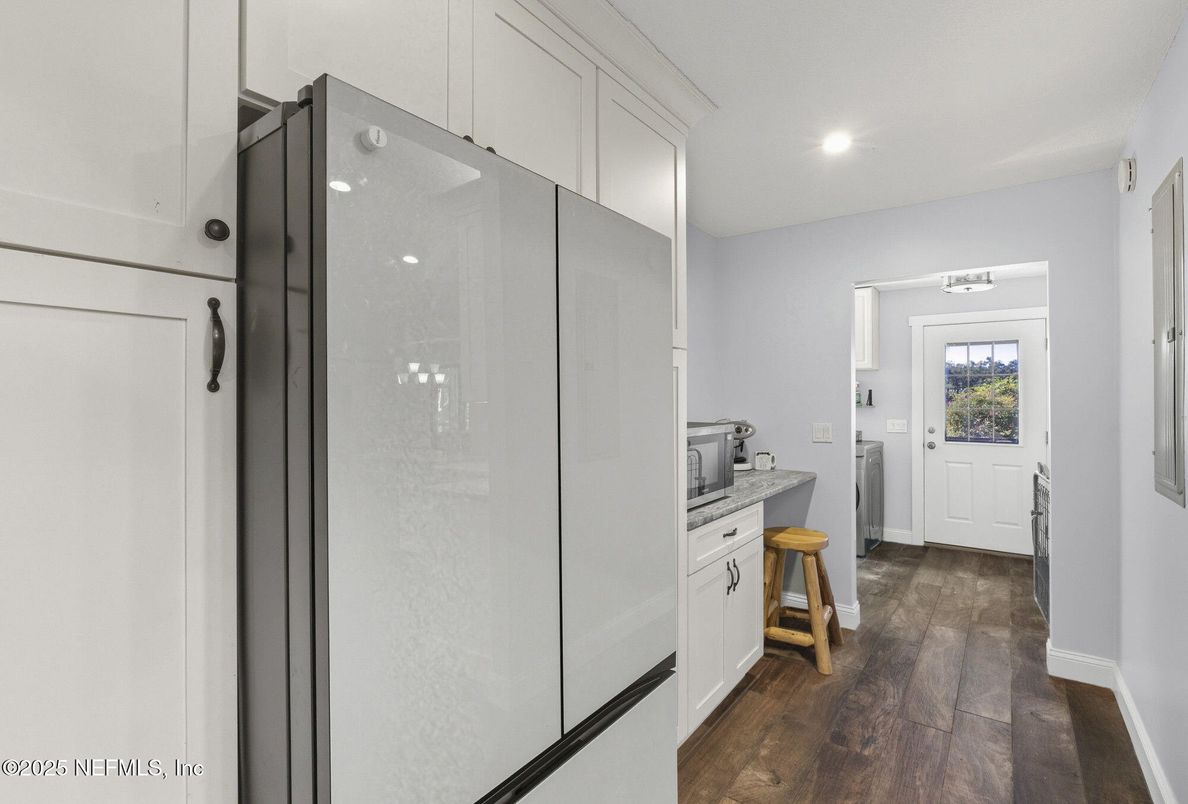 Interior, Recessed Lighting, Washer, Wood Texture Flooring