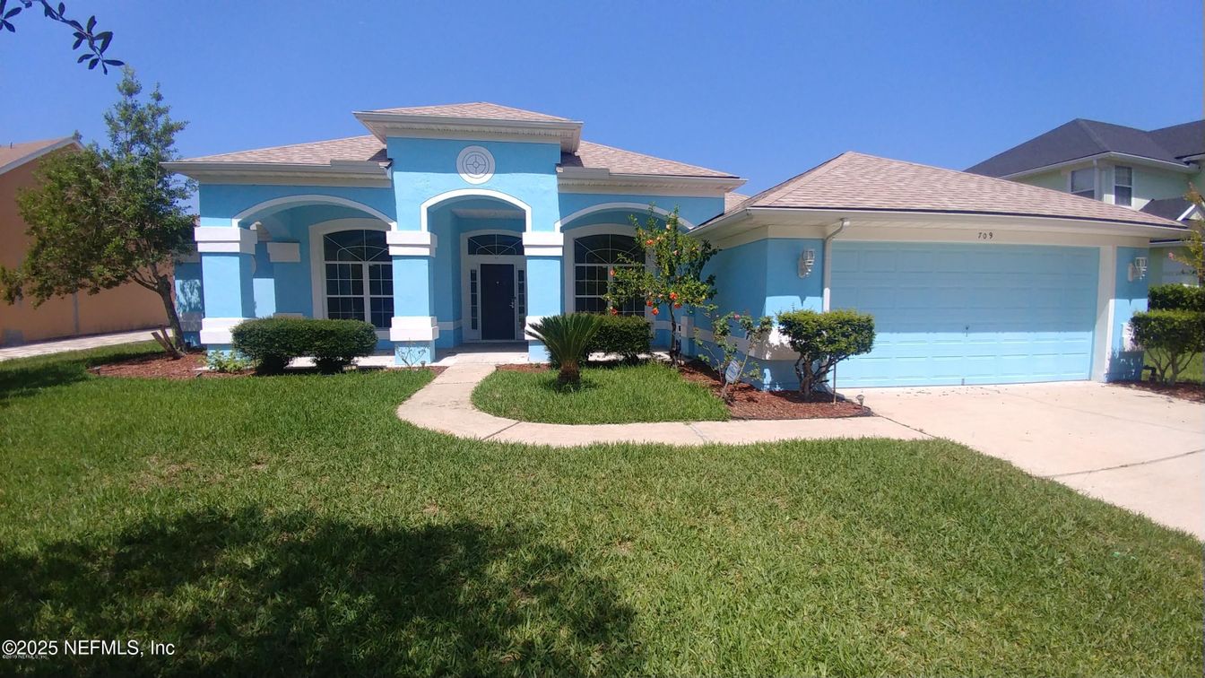 Attached, Exterior, Facade, Mediterranean