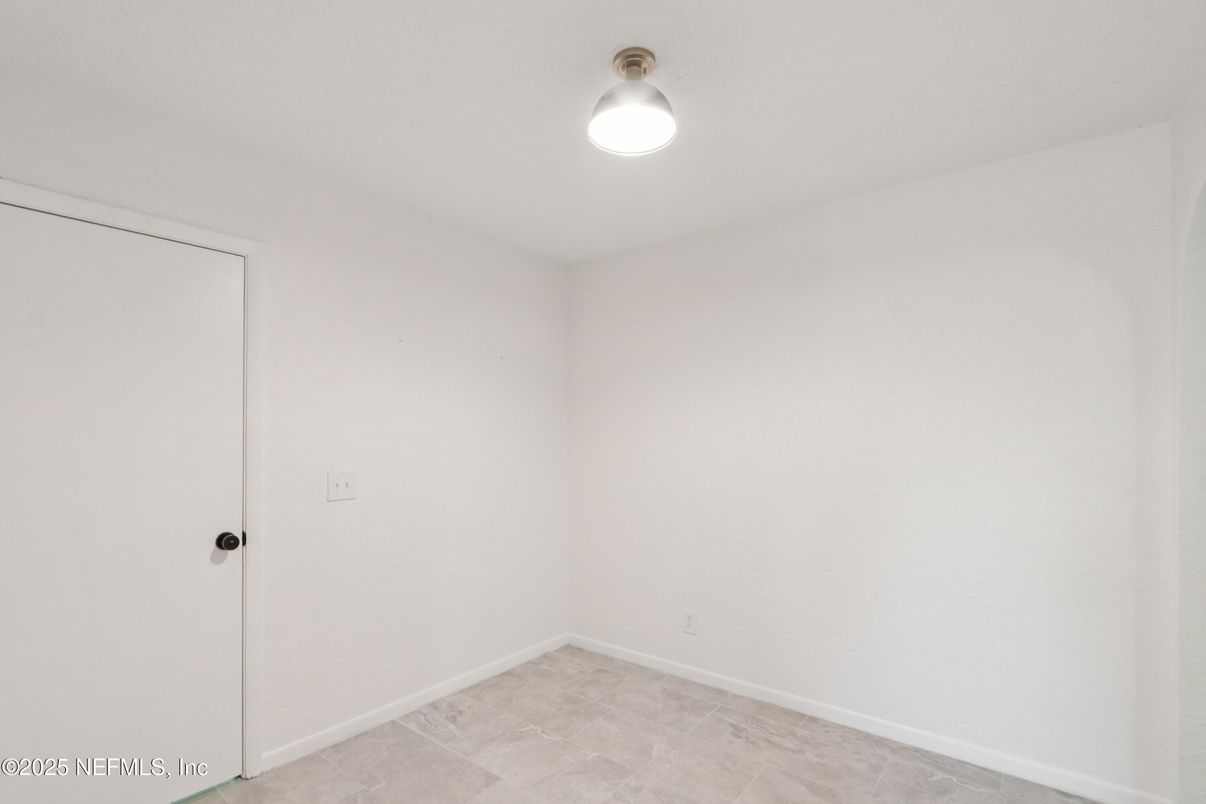 Empty room, Interior