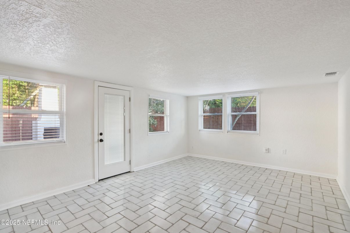 Empty room, Interior