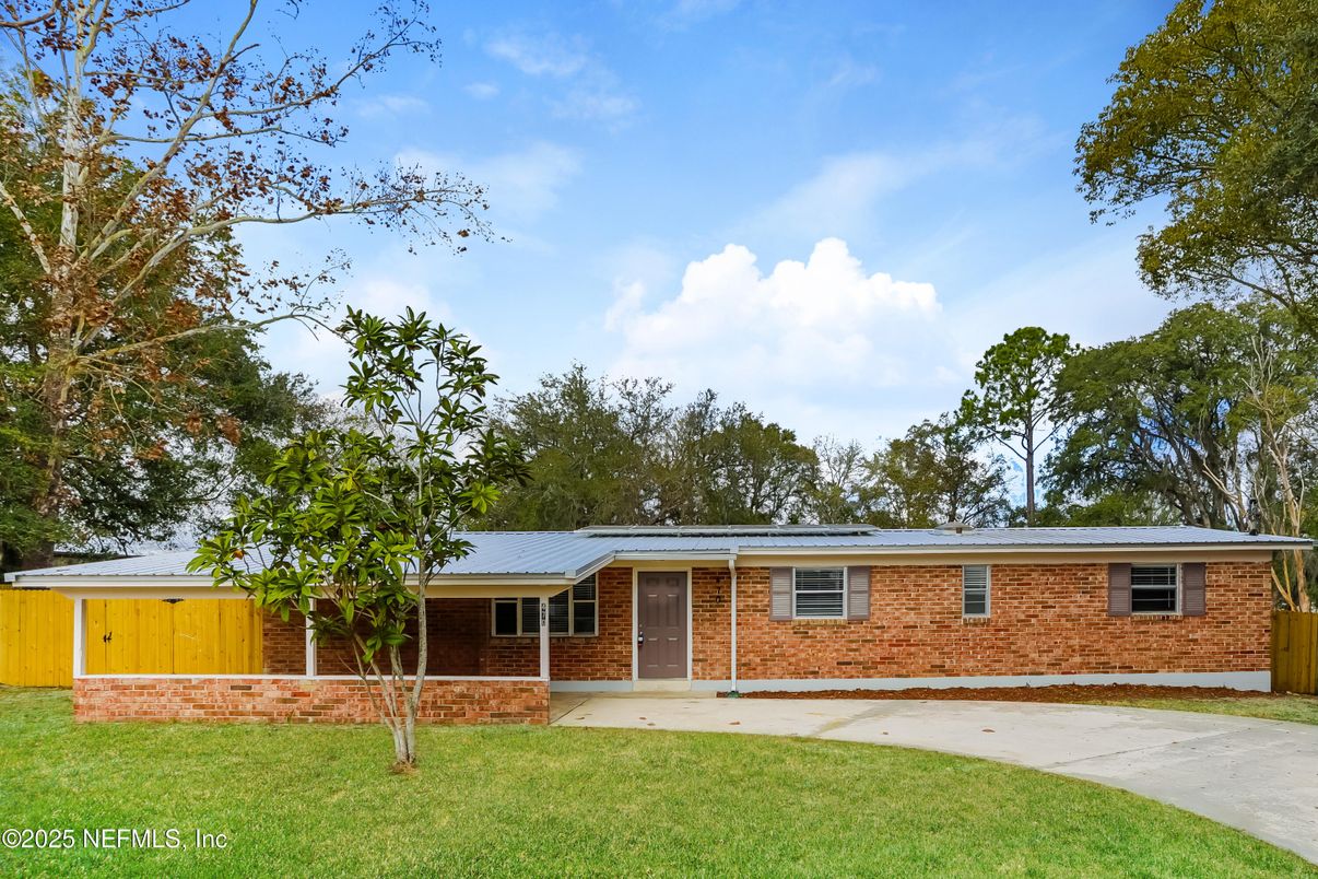 Exterior, Facade, Brick Facade, Ranch