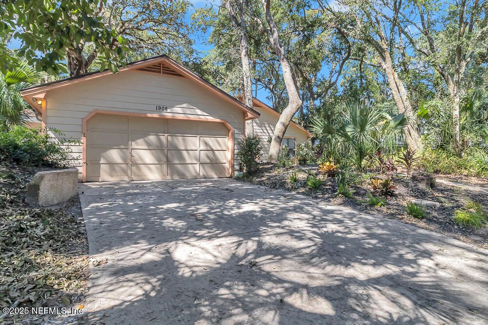 Detached Garage, Exterior