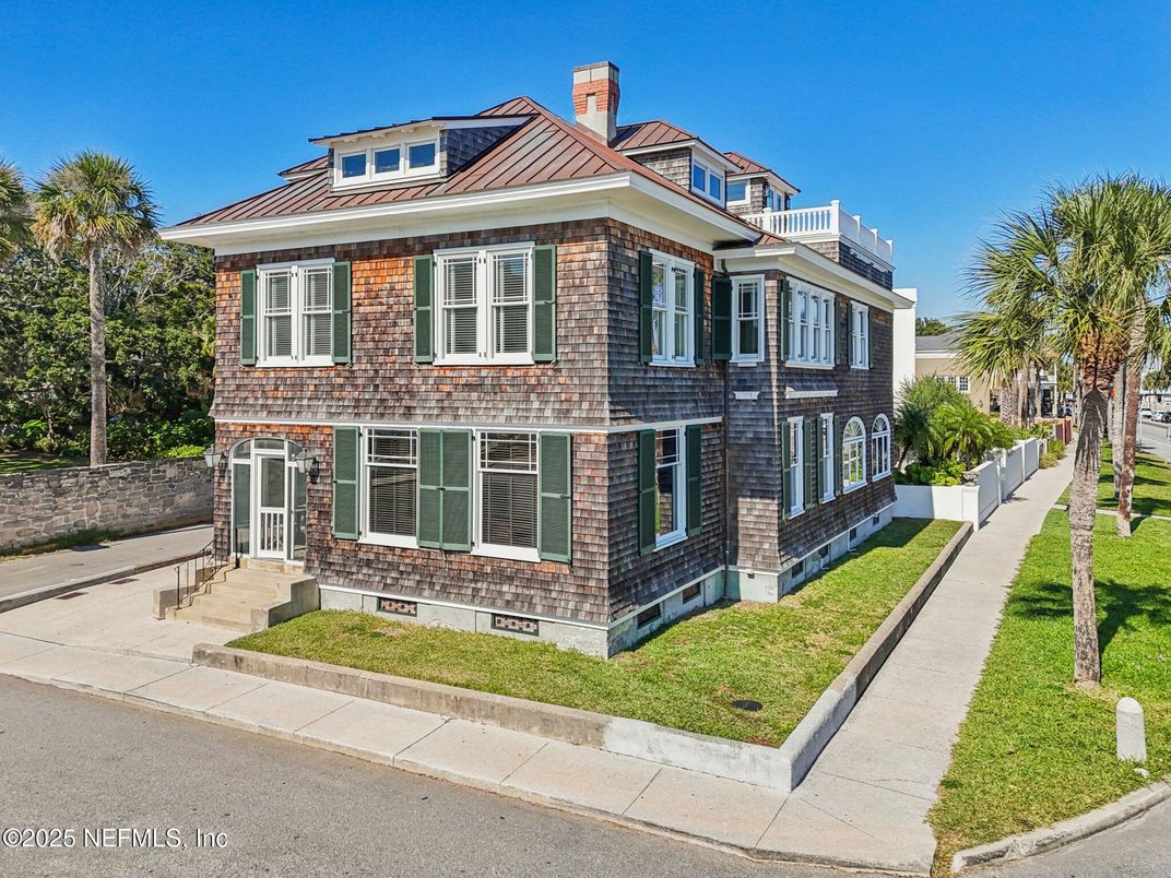 Exterior, Facade, American Foursquare