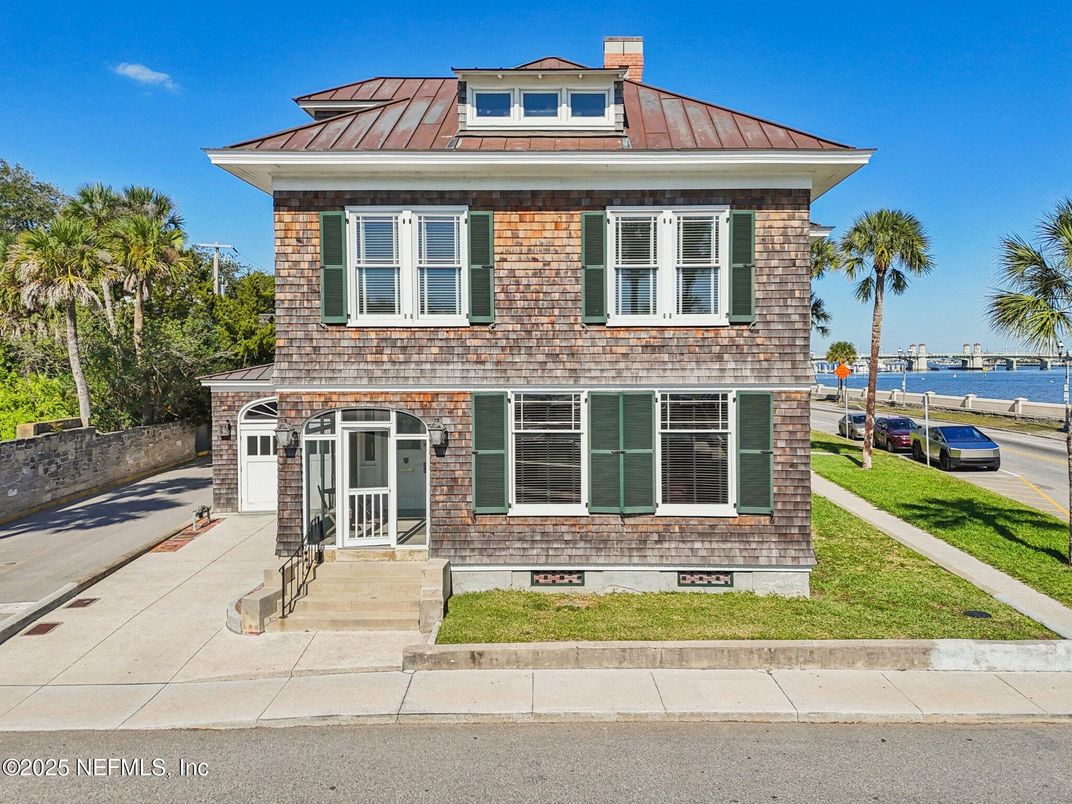 Exterior, Facade, American Foursquare