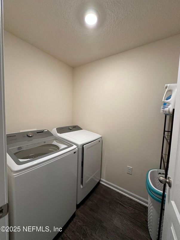 Interior, Recessed Lighting, Washer, Wood Texture Flooring