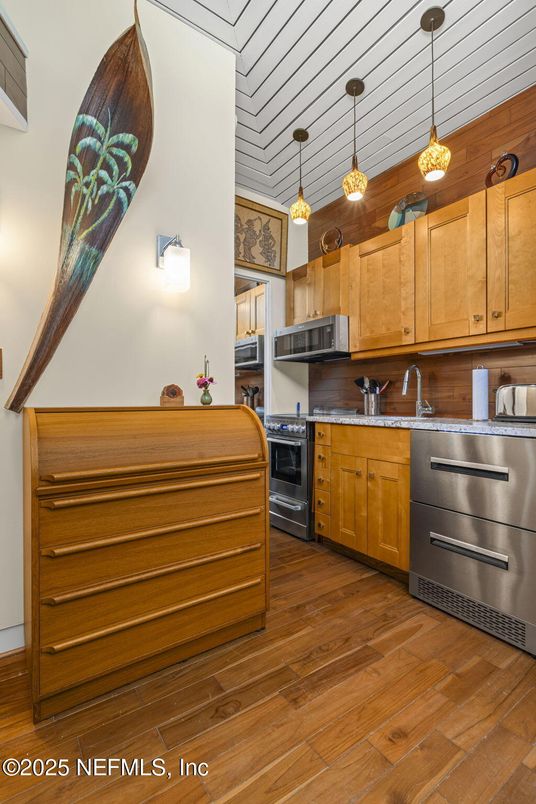 Interior, Kitchen, Pendant Lights, Wood Texture Flooring
