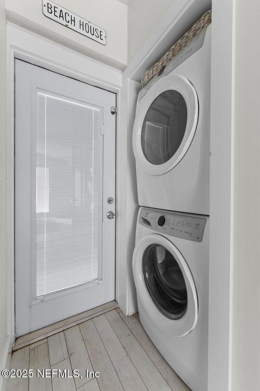 Interior, Utility Closets, Washer, Wood Texture Flooring