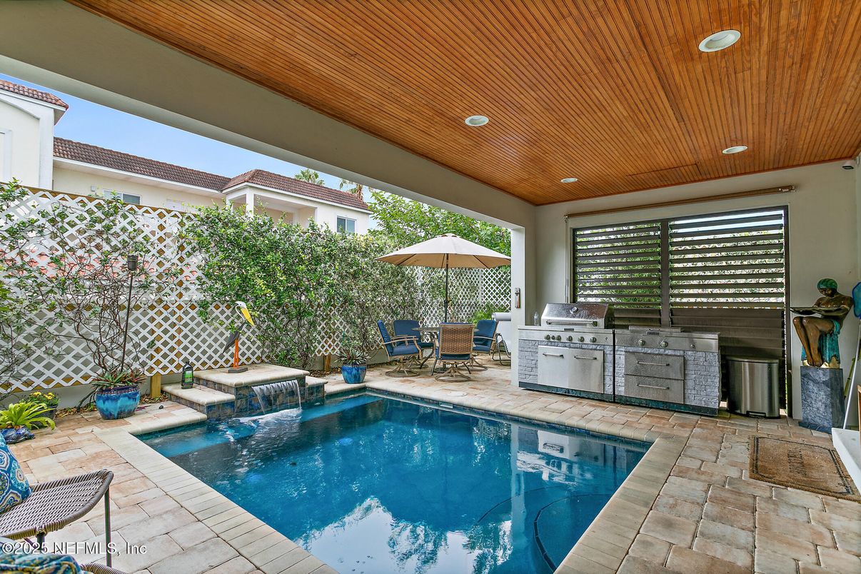 Exterior, Outdoor Kitchen, Pool