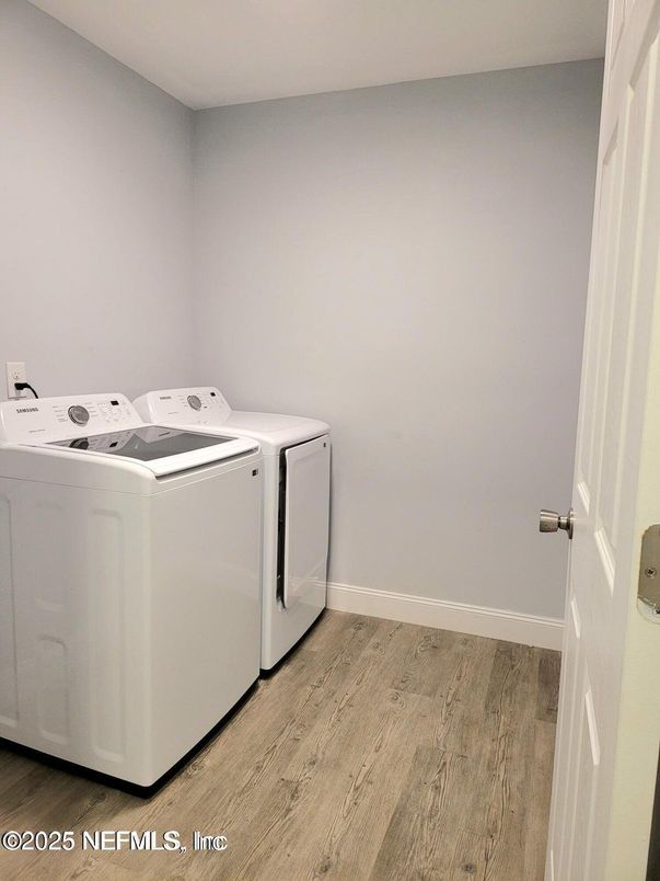 Interior, Washer, Wood Texture Flooring