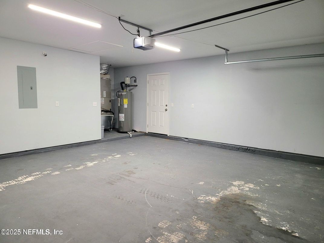 Empty room, Garage, Interior, Recessed Lighting